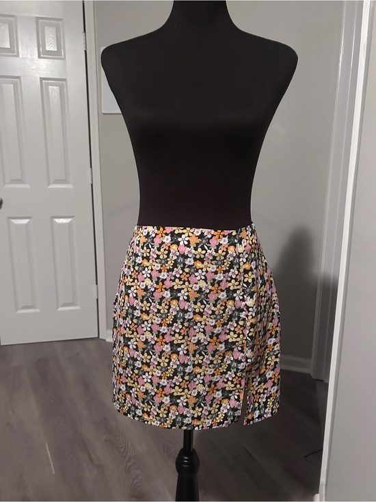 No Label Dresses & Skirts - Y2K / 90s Floral Mini Skirt | Black Ditsy Flower Print Side Slit Skirt